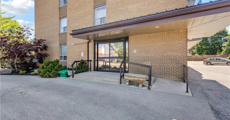 402-437 St. Paul Avenue, Brantford, ON, N3R 4N8 - 2
