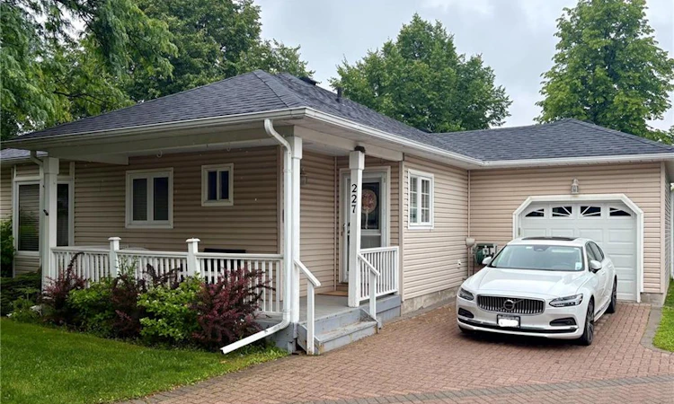 227 Silverbirch Boulevard