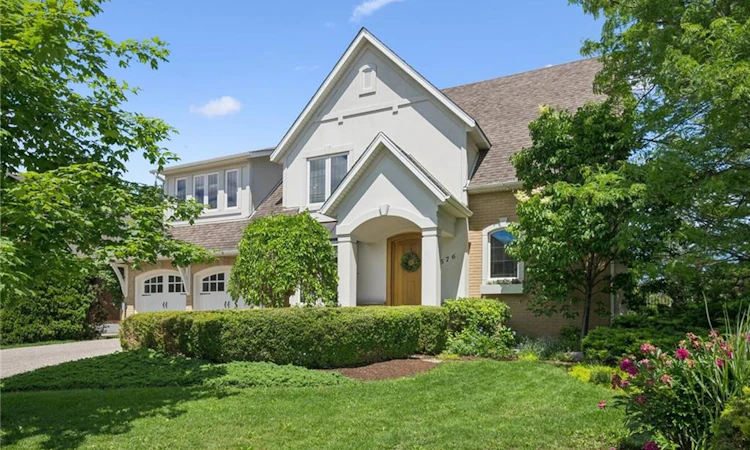 576 Falconridge Crescent