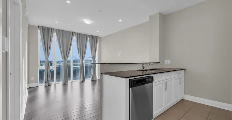 320-16 Concord Place, Grimsby, ON, L3M 4E8 - 2