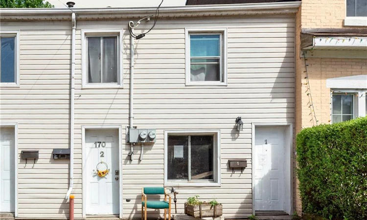 170 Macnab Street N