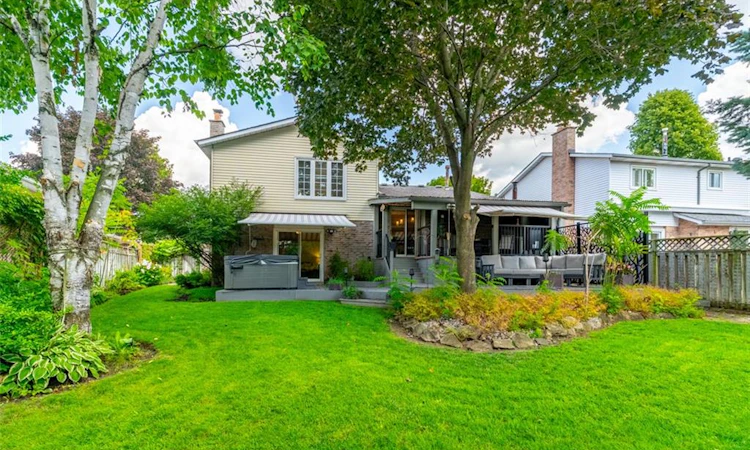 619 Moorelands Crescent