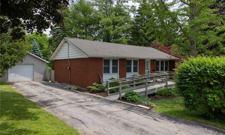 156 Mutual Street N