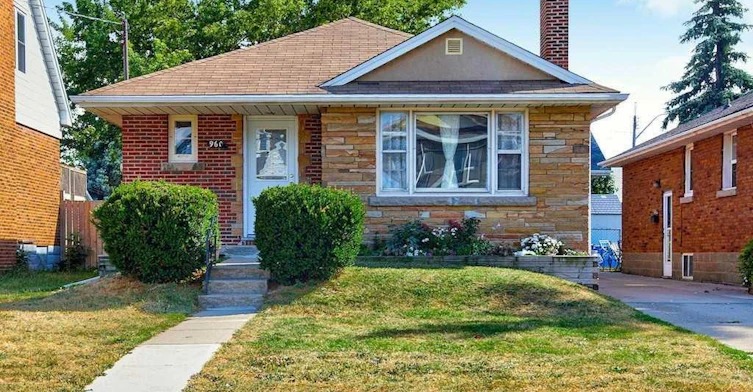 Main-960 Dunsmure Road, Hamilton, ON, L8H 1J4