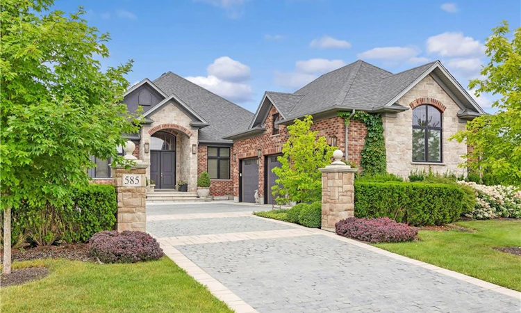 585 Regal Place