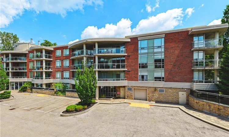312-125 Wilson Street W