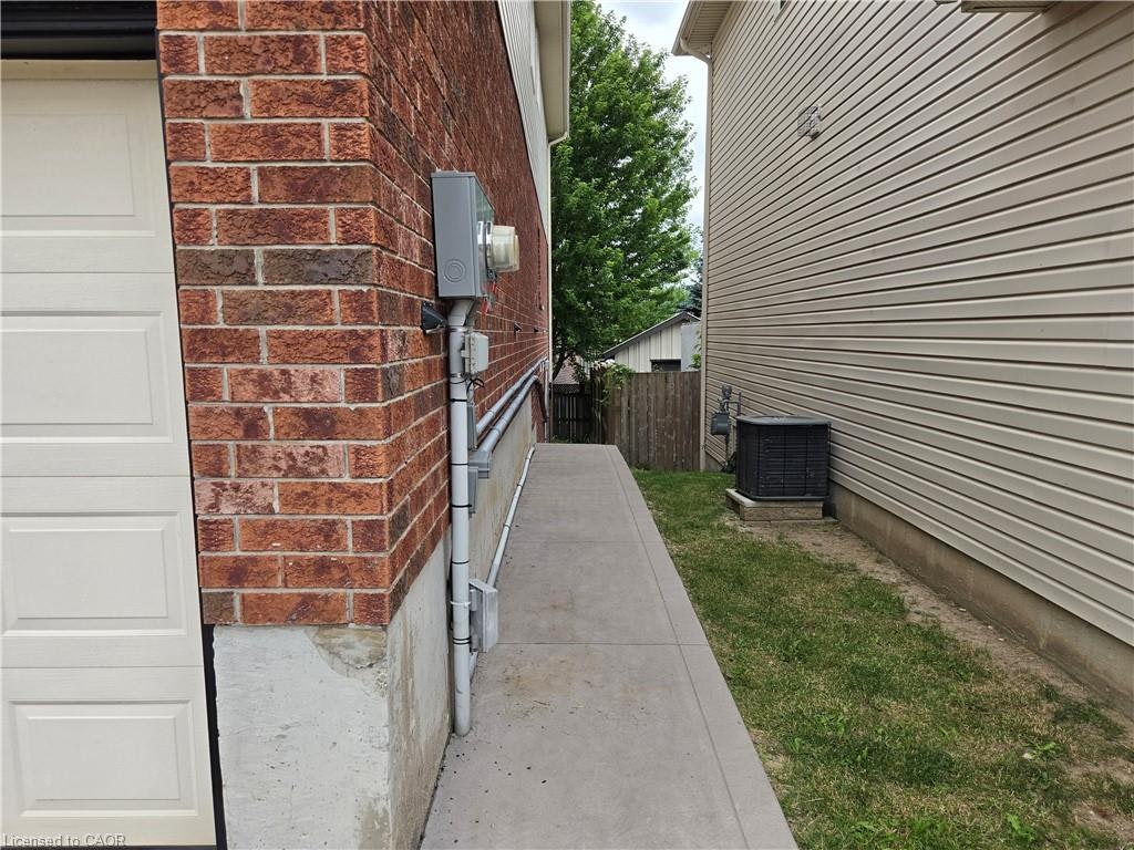 709 Windflower Crescent, Kitchener, ON, N2E 4B3 - 4