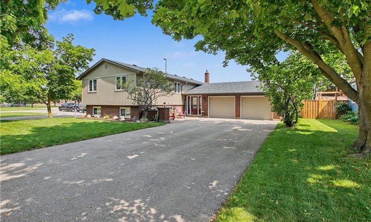 1045 Queen's Bush Road