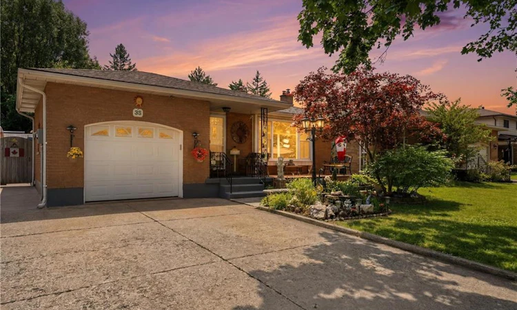 33 Meadowbrook Crescent