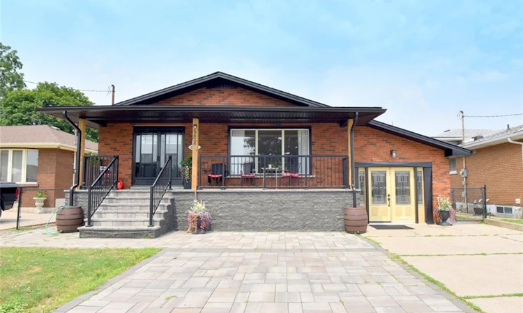 682 Mohawk Road W