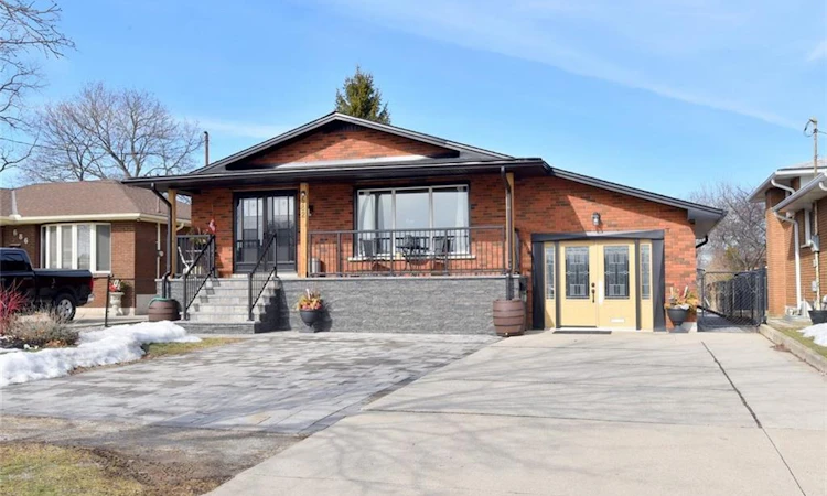 682 Mohawk Road W