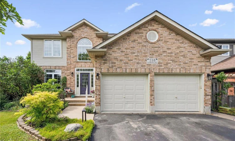538 Sandbanks Crescent