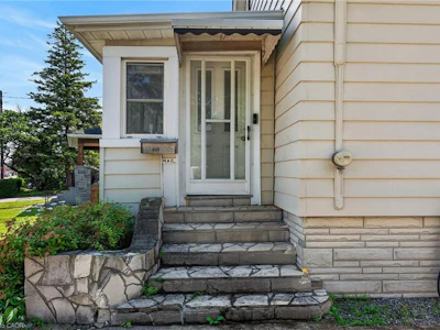 208 Carlton Street - 2
