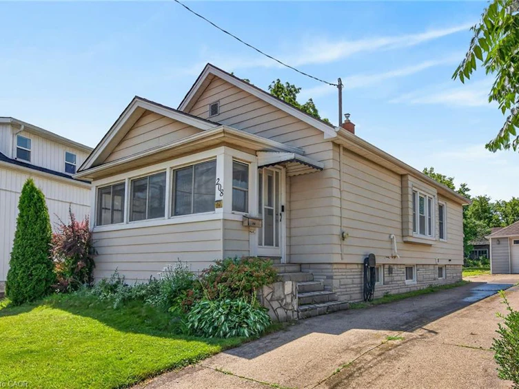208 Carlton Street, St. Catharines, ON, L2R 1S6