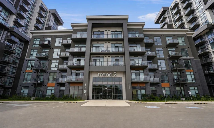 112-460 Dundas Street E