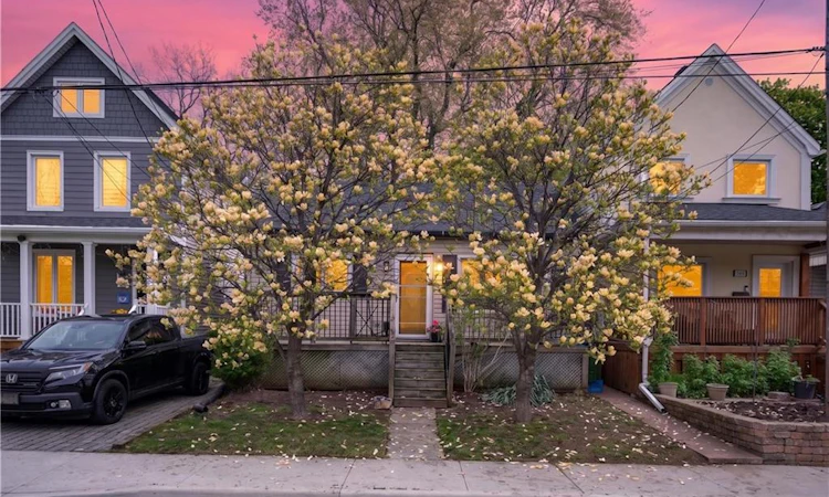 147 Strachan Street E