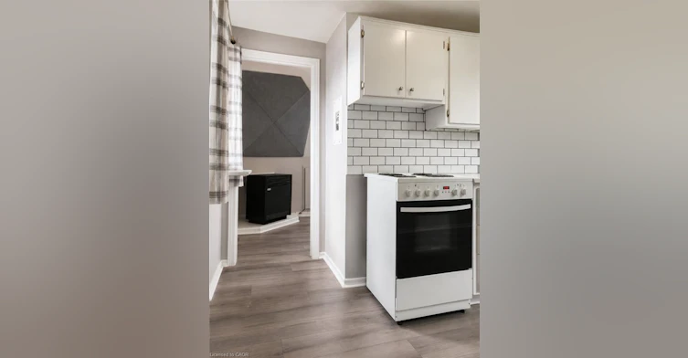 36 Devitt Avenue N, Waterloo, ON, N2J 3E6 - 9