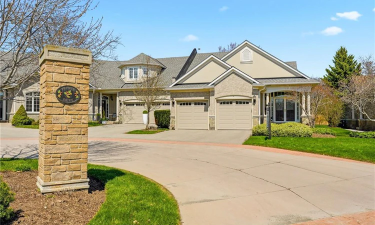 4172 Stonebridge Crescent