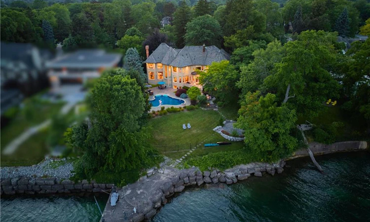 4038 Lakeshore Road
