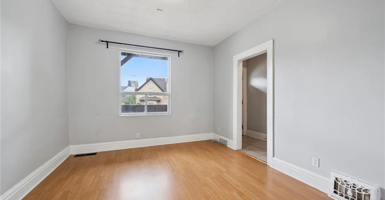 126 Wellington Street N, Kitchener, ON, N2H 5K1 - 8