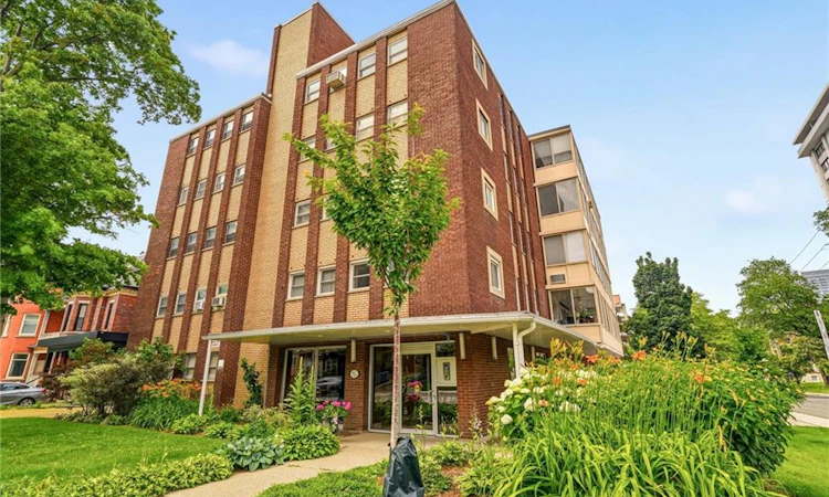 402-38 Charlton Avenue W