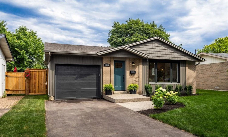 1414 Dewbourne Crescent