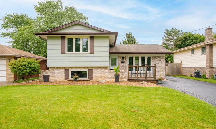 8 Acadia Crescent