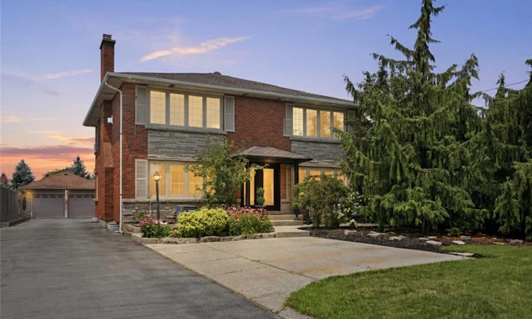 33 Centennial Parkway S