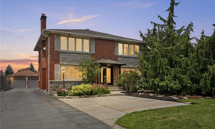 33 Centennial Parkway S
