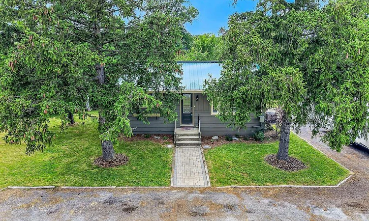 2856 South Grimsby Rd 8
