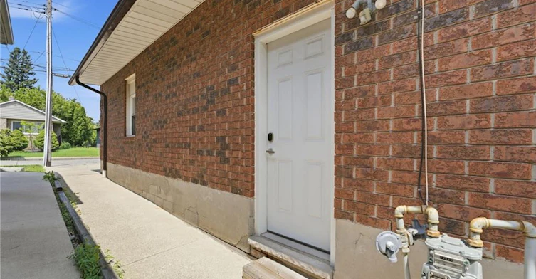LOWER-303 Caledon Avenue, Hamilton, ON, L9C 3C9 - 4