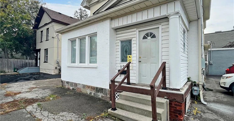 15 Colborne Street E, Oshawa, ON, L1G 1M1 - 2