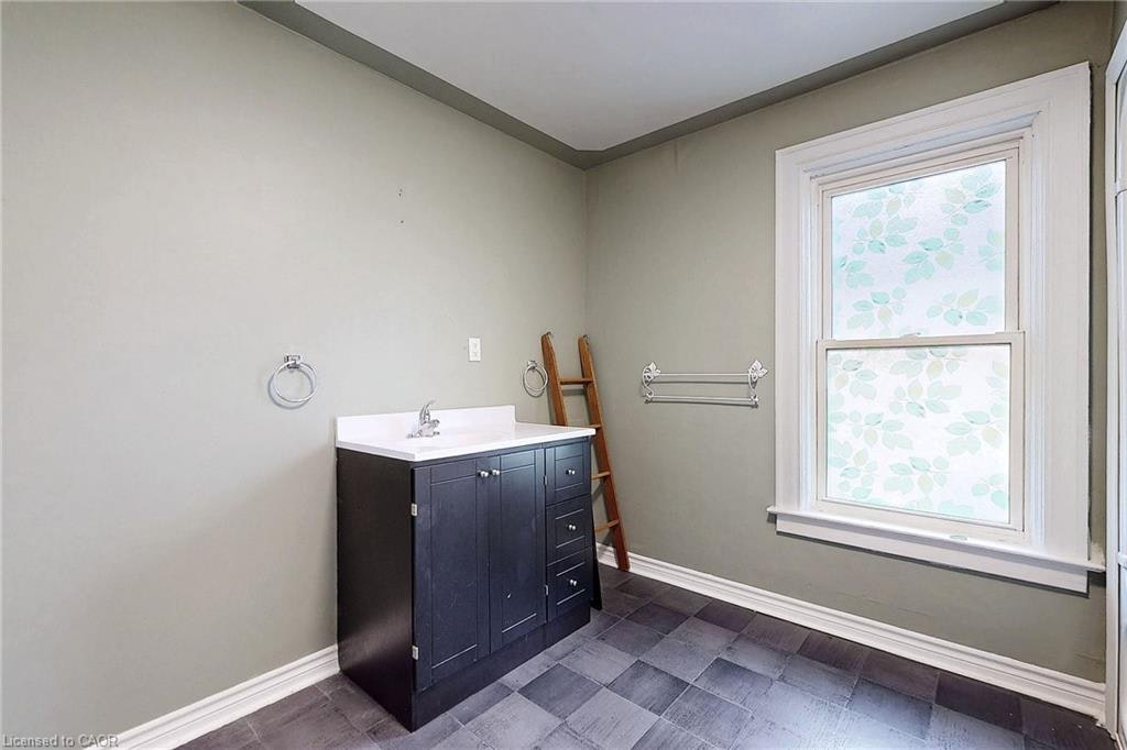 15 Colborne Street E, Oshawa, ON, L1G 1M1 - 24