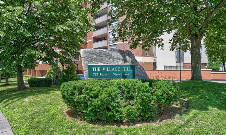 1405-222 Jackson Street W