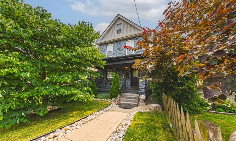 218 Grosvenor Avenue N