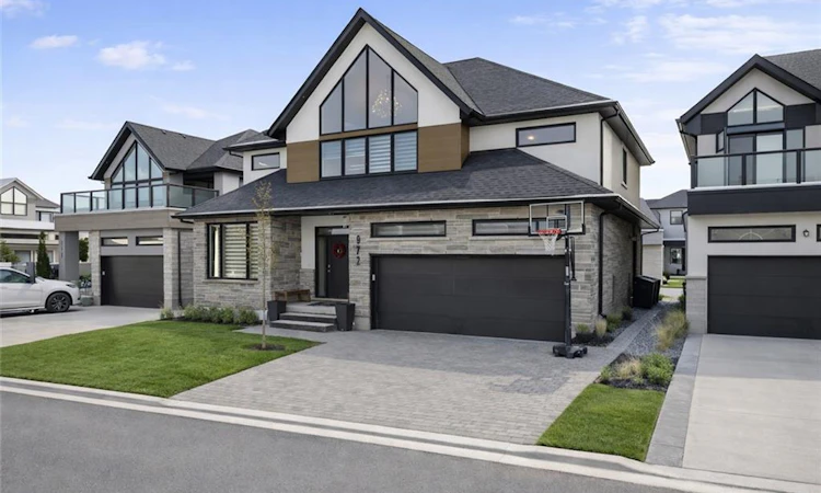 18-972 Stonecliffe Walk