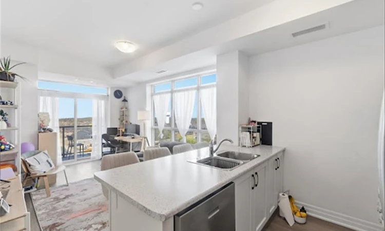 1109-460 Dundas Street E