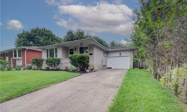 163 Lynnbrook Crescent