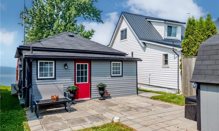 6 Lakeside Drive