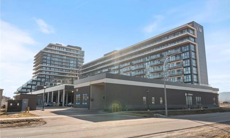 605-560 North Service Road