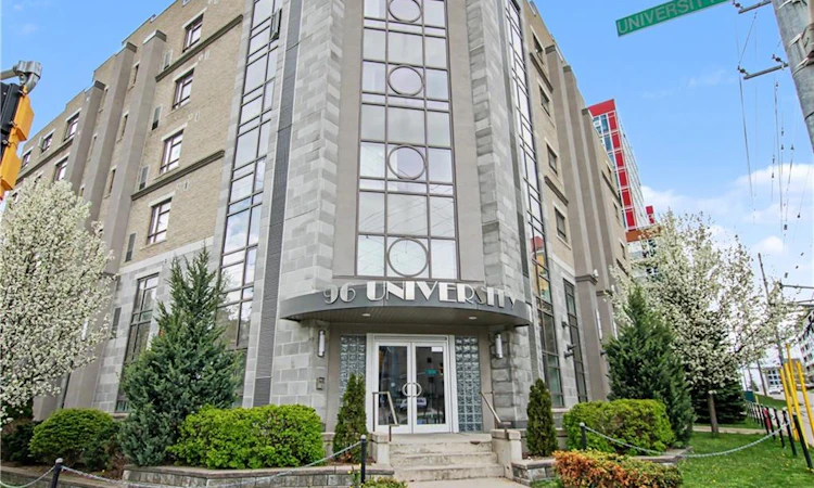 96 University Avenue W