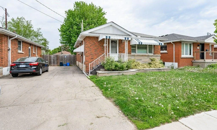 305 Mohawk Road E