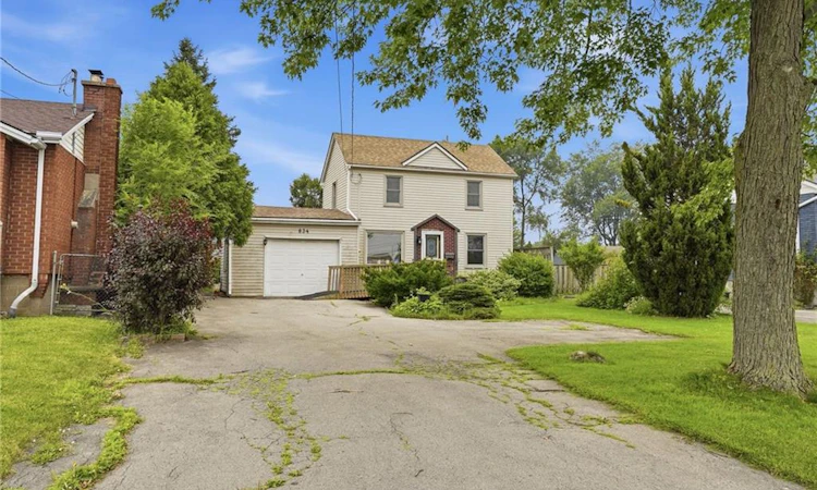 834 Mohawk Road E