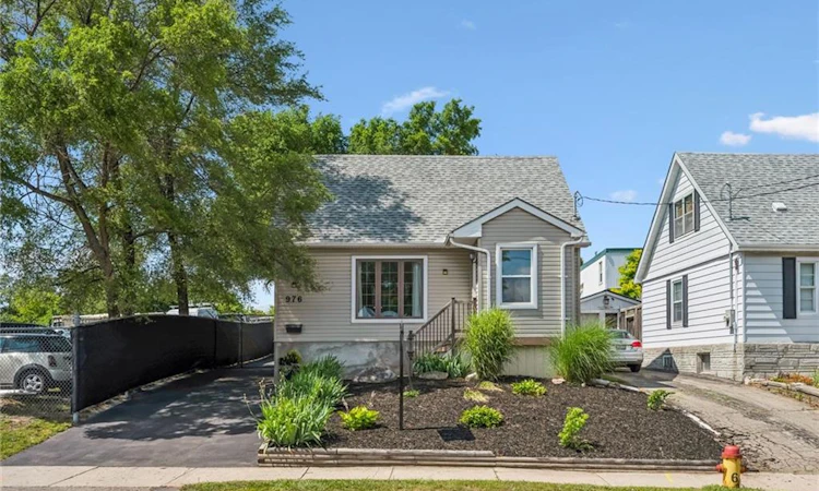 976 Guelph Street