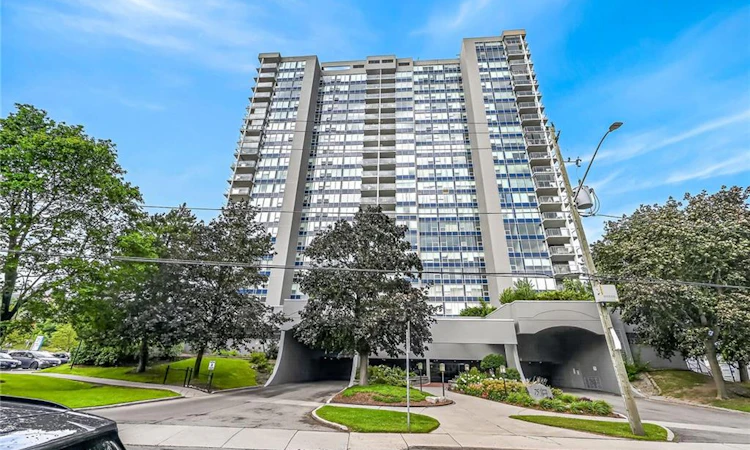 1606-75 Queen Street N