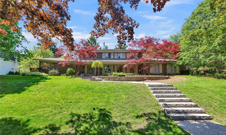 61 Huntley Crescent