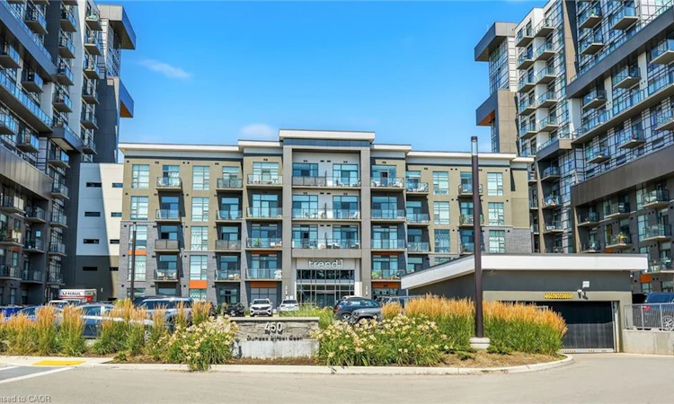 309-450 Dundas Street E