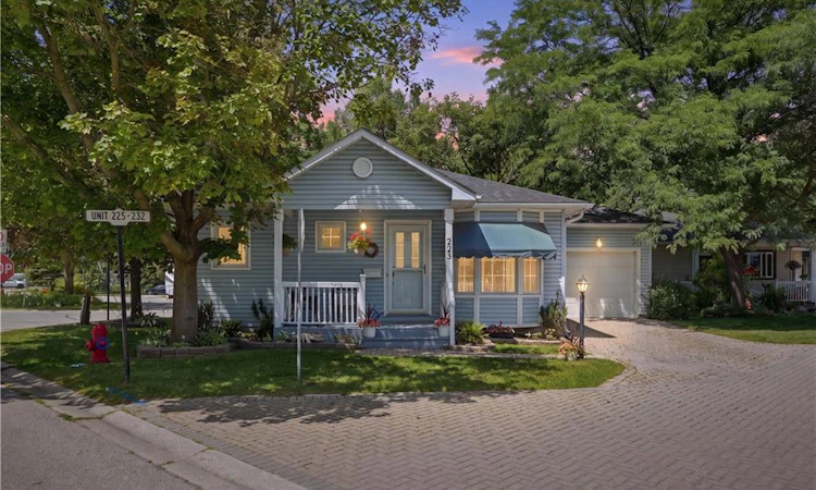 225 Silverbirch Boulevard