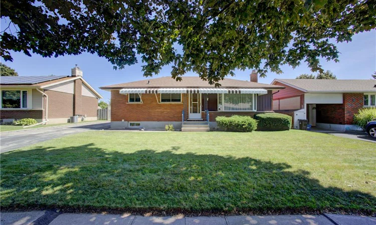 52 Queenston Crescent
