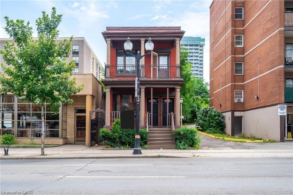 Upper-241-243 King Street W, Hamilton, ON, L8P 1A7